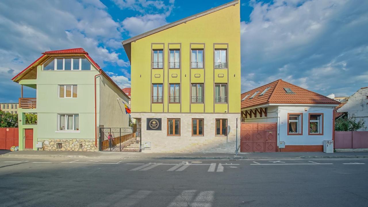 Отель Monarch House Брашов Экстерьер фото