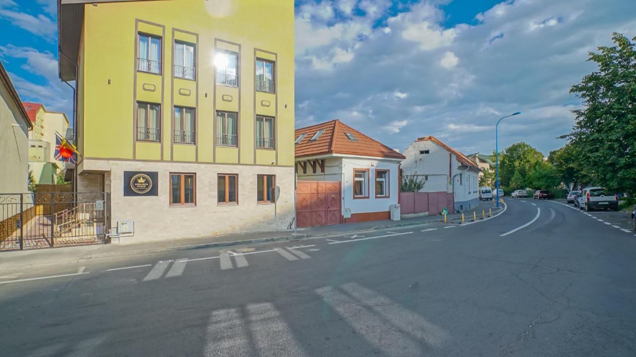 Отель Monarch House Брашов Экстерьер фото